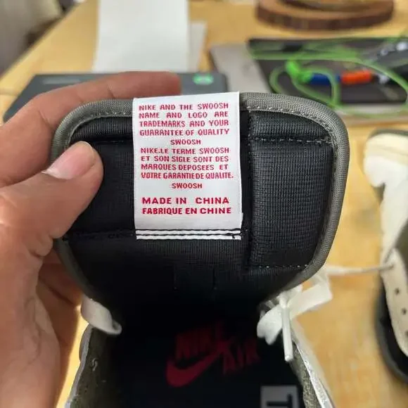 Travis Scott x Air Jordan 1 Low OG 'Olive' - Picture 2 of 10